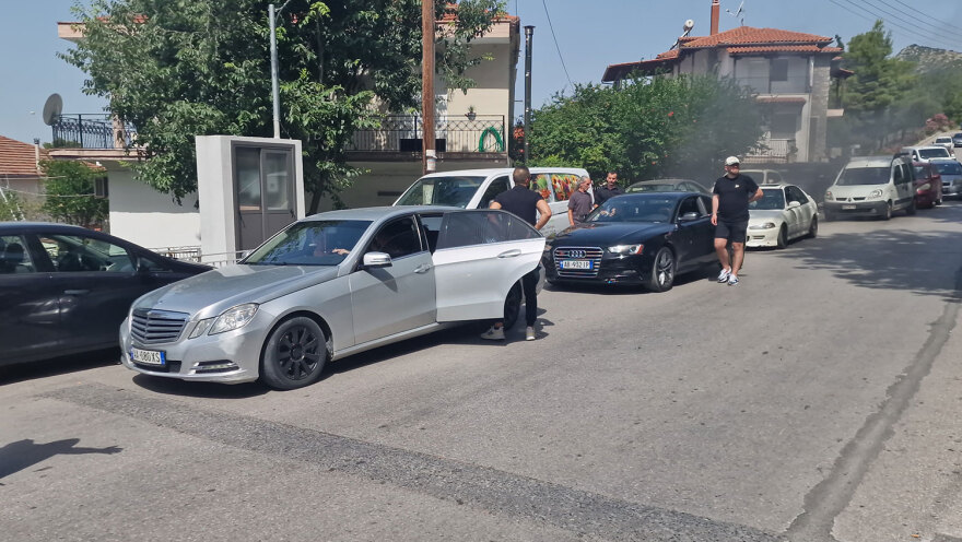 Ράγισαν καρδιές στην κηδεία της 16χρονης που πέθανε στη Χαλκιδική - Κατέρρευσαν η μάνα και η αδελφή της