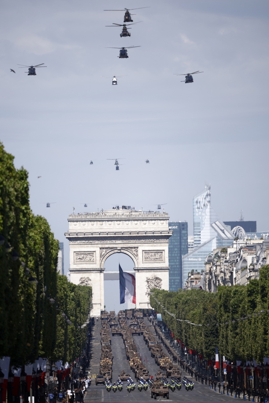 Ημέρα της Βαστίλλης: Δείτε βίντεο και φωτογραφίες από την μεγαλειώδη παρέλαση στο Παρίσι