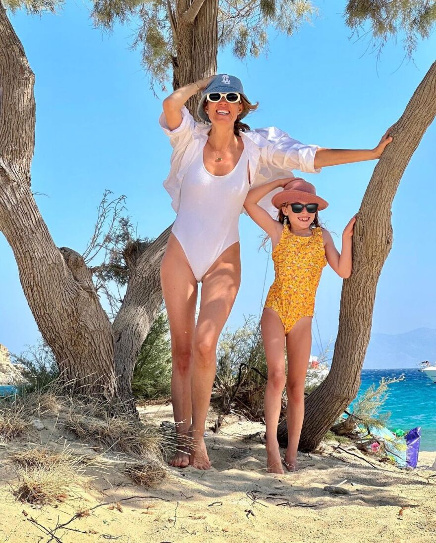 Βίκυ Καγιά: Με την κόρη της στην παραλία - Δείτε φωτογραφίες