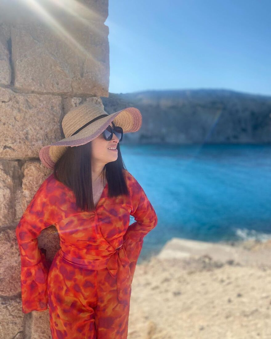 Ιωάννα Παλιοσπύρου: Φωτογραφήθηκε στη θάλασσα με ολόσωμο μαγιό και ένα μεγάλο καπέλο