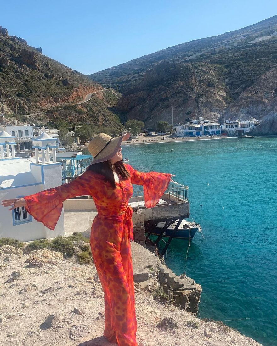 Ιωάννα Παλιοσπύρου: Φωτογραφήθηκε στη θάλασσα με ολόσωμο μαγιό και ένα μεγάλο καπέλο