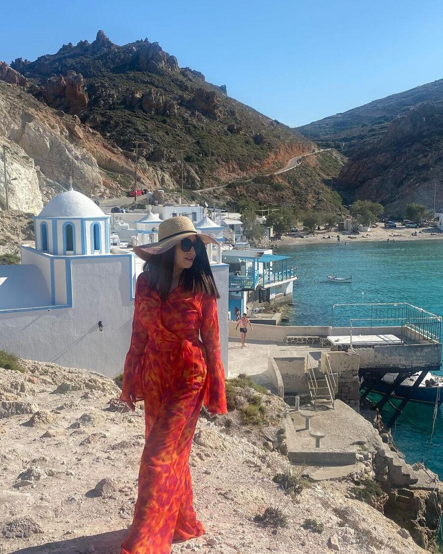 Ιωάννα Παλιοσπύρου: Φωτογραφήθηκε στη θάλασσα με ολόσωμο μαγιό και ένα μεγάλο καπέλο