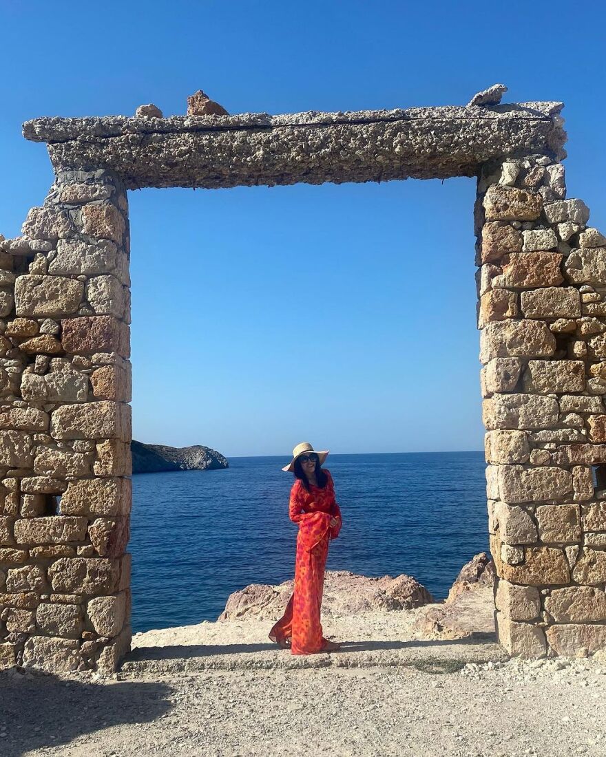 Ιωάννα Παλιοσπύρου: Φωτογραφήθηκε στη θάλασσα με ολόσωμο μαγιό και ένα μεγάλο καπέλο