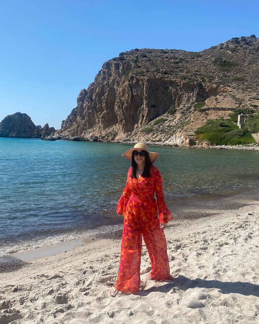 Ιωάννα Παλιοσπύρου: Φωτογραφήθηκε στη θάλασσα με ολόσωμο μαγιό και ένα μεγάλο καπέλο