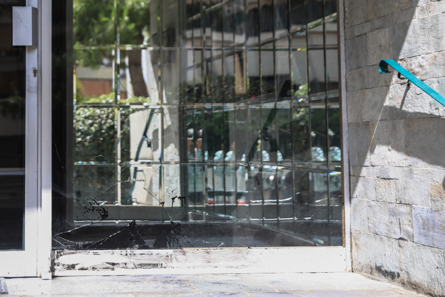 Σπαρτιάτες: Άγνωστοι έγραψαν συνθήματα στα γραφεία τους στο Παλαιό Φάληρο