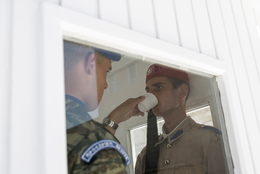 Καύσωνας: Σκουπίζουν τον ιδρώτα των ευζώνων στο Μνημείο του Άγνωστου Στρατιώτη – Δείτε φωτογραφίες