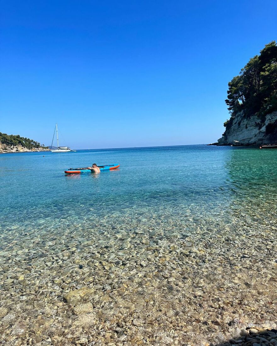 Κώστας Φραγκολιάς: Σε εξόρμηση στην Αλόννησο με τη σύντροφό του 