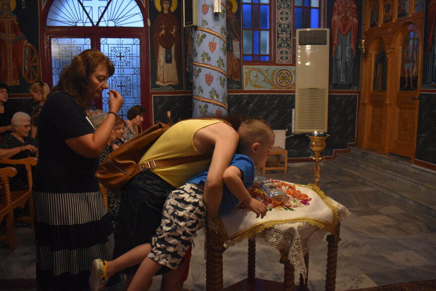 Ταξίδεψε από τη Σύρο στη Ροδόπη για να προσκυνήσει το λείψανο της Αγίας Μαρίνας - Έφτασε γονατιστός στο ναό