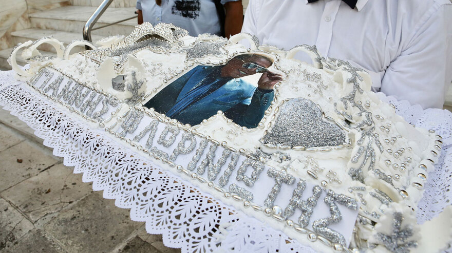 Γιάννης Φλωρινιώτης: «Δεν έχω πιστέψει ακόμα ότι έχει πεθάνει», λέει η σύζυγός του στο μνημόσυνο στη μνήμη του