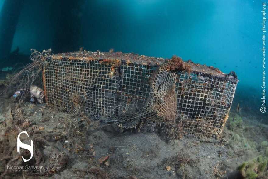 Πέταξαν μέχρι και κάδο απορριμμάτων στον βυθό της θάλασσας στην Χαλκιδική