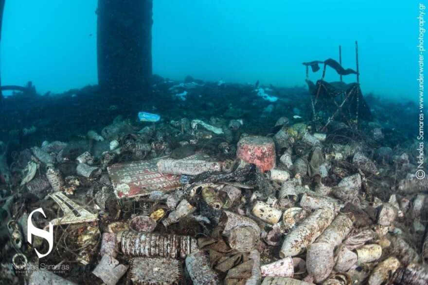 Πέταξαν μέχρι και κάδο απορριμμάτων στον βυθό της θάλασσας στην Χαλκιδική