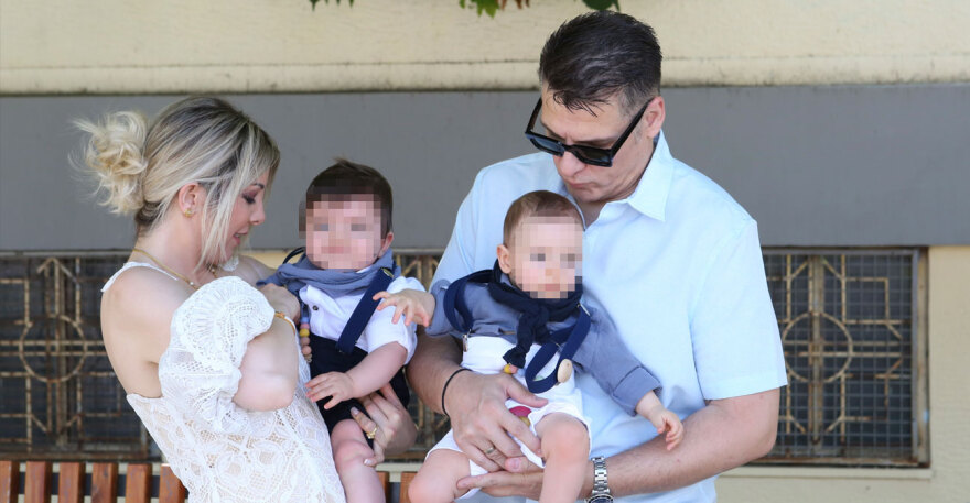 Χρίστος Αντωνιάδης – Αφροδίτη Τσώνου: Βάφτισαν τους δίδυμους γιους τους 