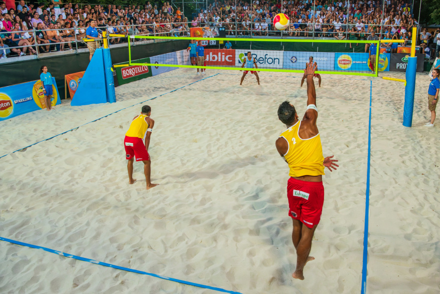 Μπιτς βόλεϊ, Athens Golden Cup: Αυλαία στην κατάμεστη πλατεία Συντάγματος