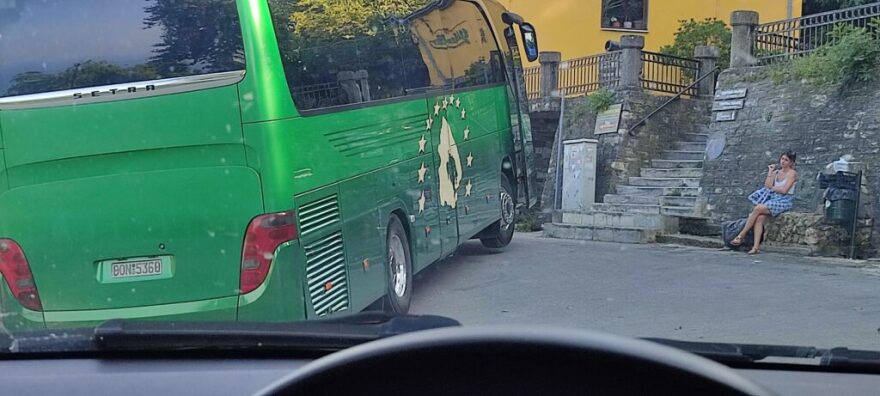 Πήλιο: Λεωφορείο πήρε κλειστή στροφή και «σηκώθηκε στον αέρα» στη Ζαγορά - Φωτογραφίες