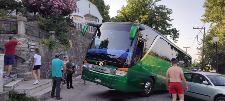 Πήλιο: Λεωφορείο πήρε κλειστή στροφή και «σηκώθηκε στον αέρα» στη Ζαγορά - Φωτογραφίες