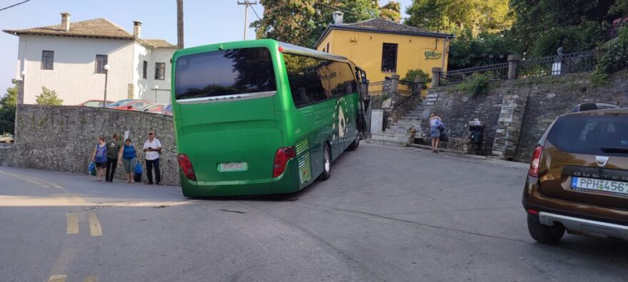 Πήλιο: Λεωφορείο πήρε κλειστή στροφή και «σηκώθηκε στον αέρα» στη Ζαγορά - Φωτογραφίες