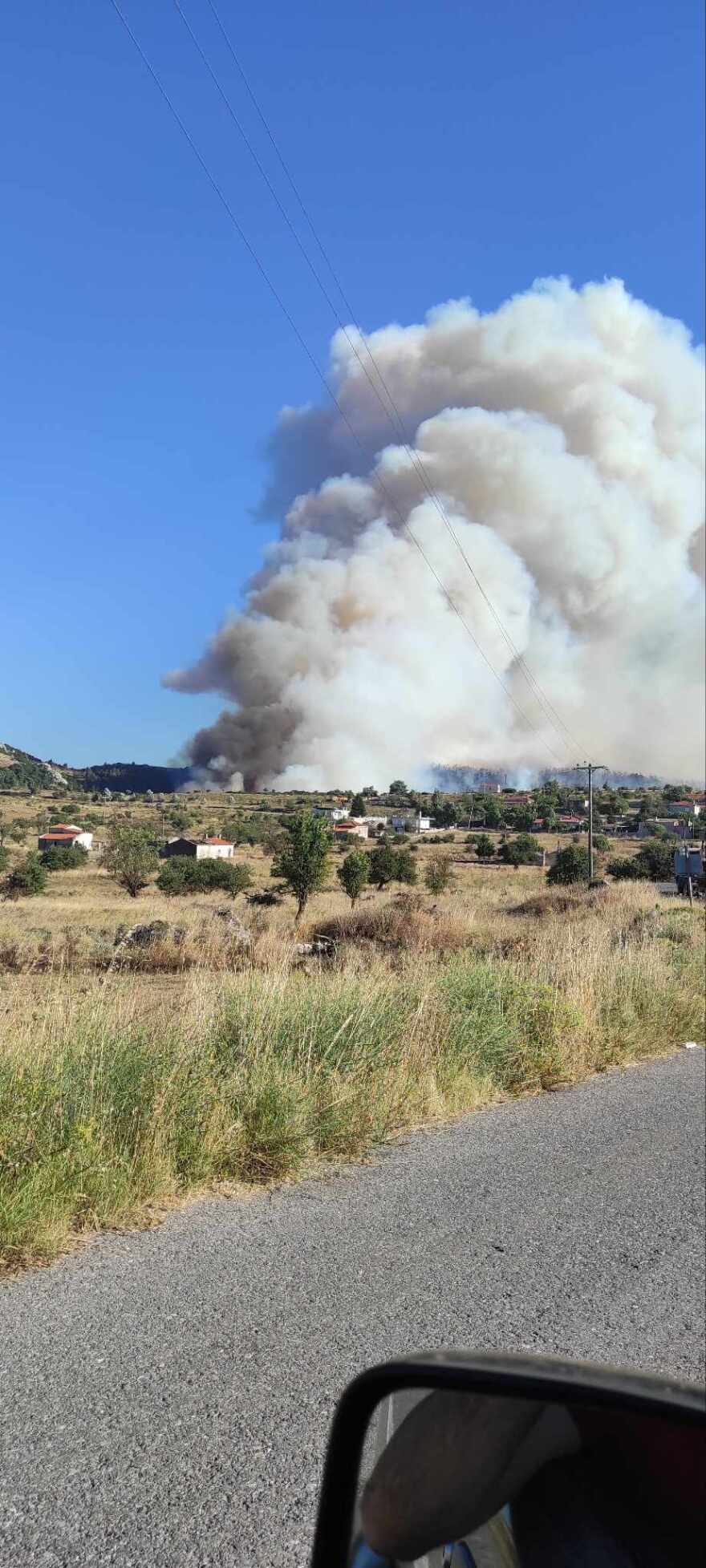 Ολονύχτια μάχη με τις φλόγες: Πώς εξελίσσεται η πυρκαγιά σε Σαρωνίδα, Δερβενοχώρια και Λουτράκι