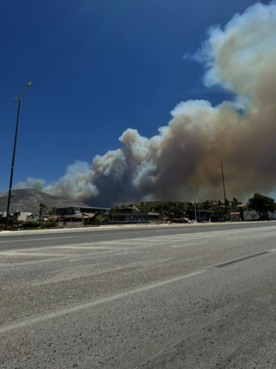 Φωτιά στον Κουβαρά: Καίγονται σπίτια και αυτοκίνητα  - Δείτε βίντεο και φωτογραφίες