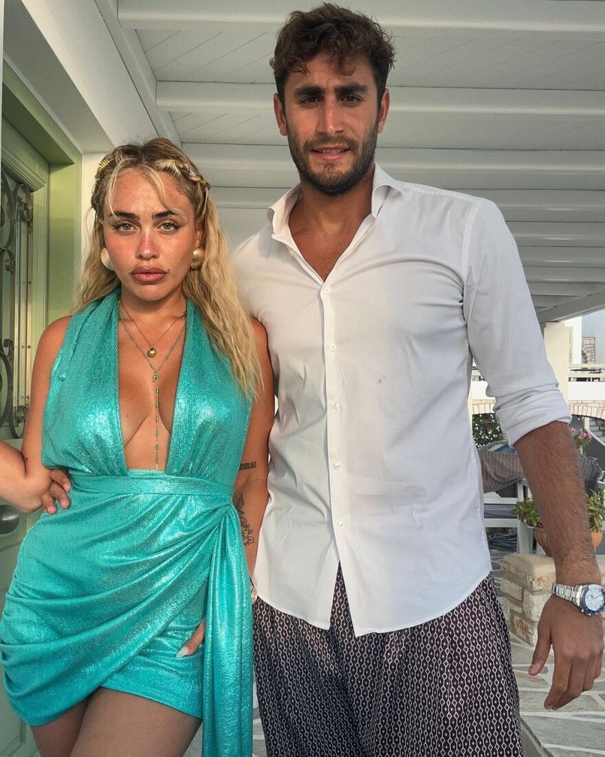 Κόνι Μεταξά – Μάριος Καπότσης: Φωτογραφίες από το ταξίδι τους στην Πάρο