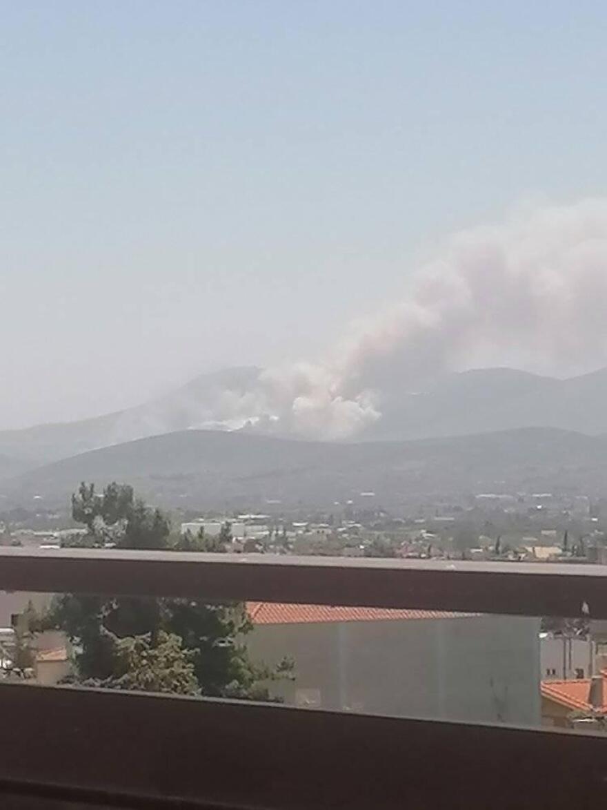 Μεγάλη φωτιά στον Κουβαρά Αττικής - Καίει κοντά σε σπίτια, εστάλη μήνυμα από το 112