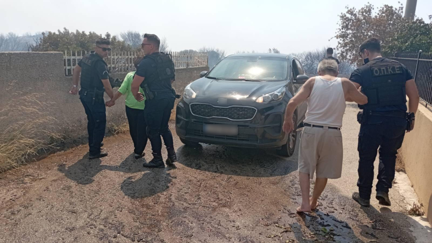  Φωτιές σε Κουβαρά - Λουτράκι: 146 απεγκλωβισμοί πολιτών από την ΕΛΑΣ