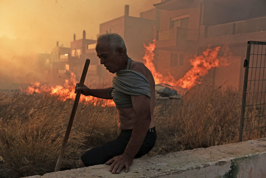 Ολονύχτια μάχη με τις φλόγες: Πώς εξελίσσεται η πυρκαγιά σε Σαρωνίδα, Δερβενοχώρια και Λουτράκι
