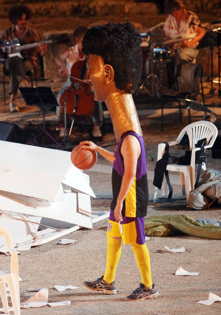 Λένα Κιτσοπούλου -  «Σφήκες»: O γορίλας, η μπασκέτα και οι πλαστικές καρέκλες