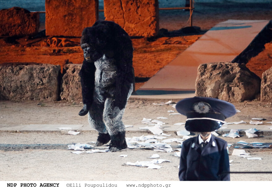 Λένα Κιτσοπούλου -  «Σφήκες»: O γορίλας, η μπασκέτα και οι πλαστικές καρέκλες