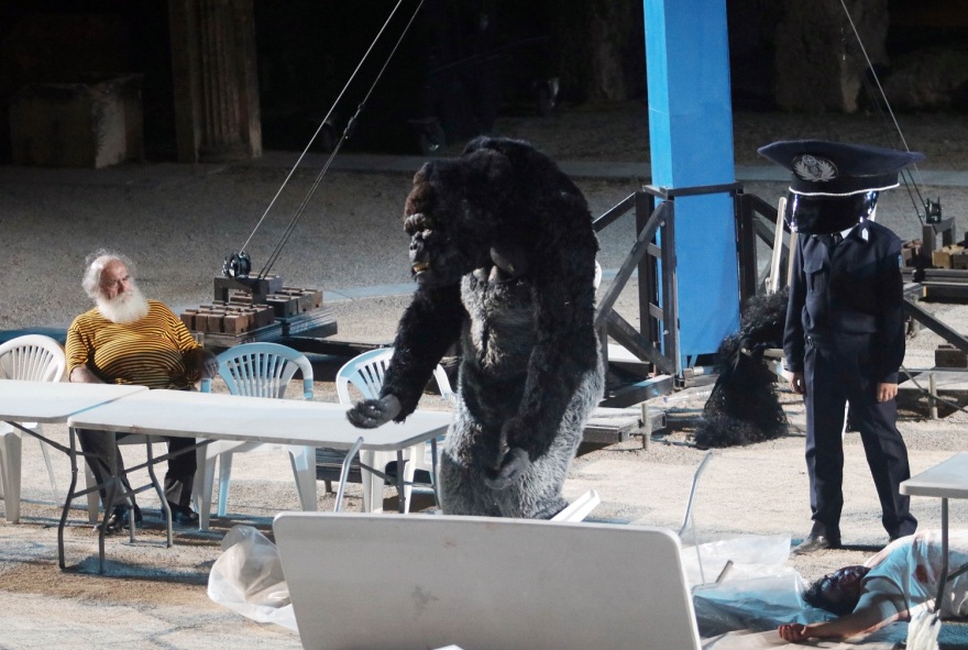 Λένα Κιτσοπούλου: «Εμφύλιος» στο Twitter για τους «Σφήκες» στην Επίδαυρο