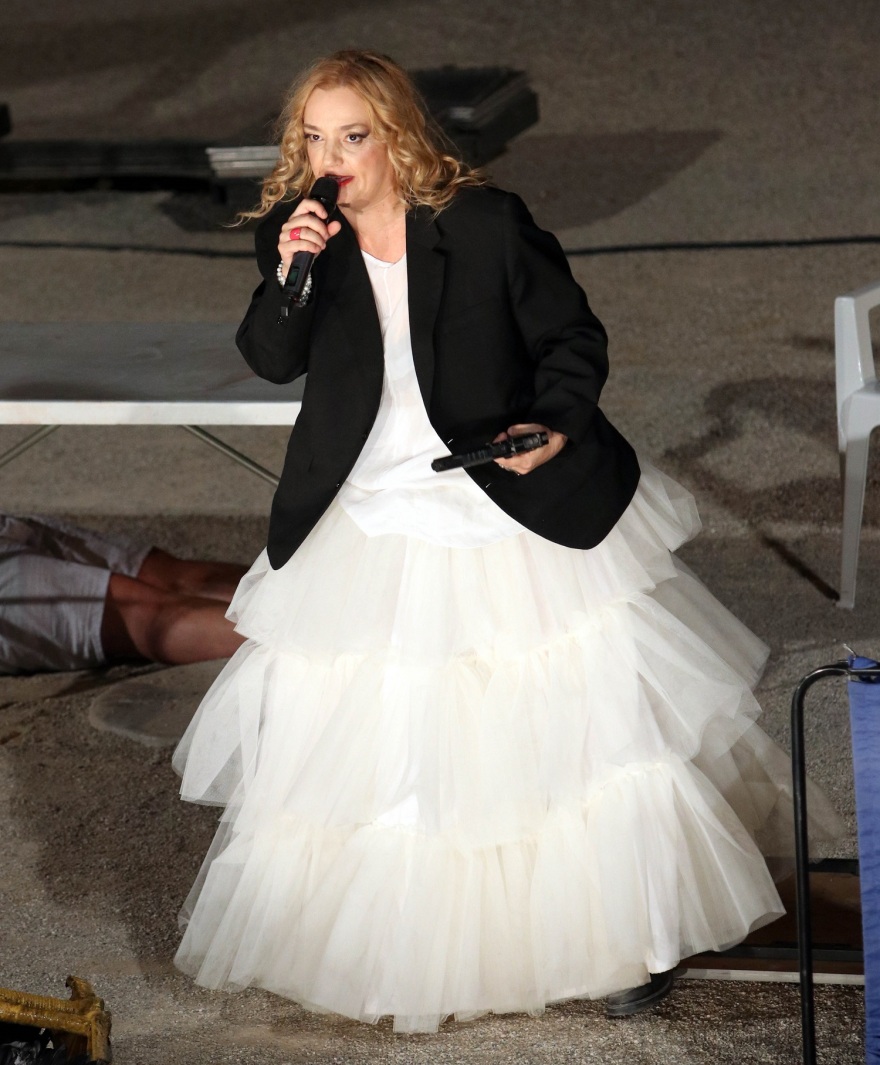 Λένα Κιτσοπούλου -  «Σφήκες»: O γορίλας, η μπασκέτα και οι πλαστικές καρέκλες