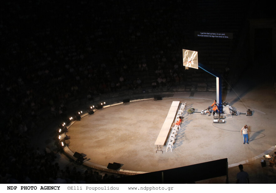 Λένα Κιτσοπούλου -  «Σφήκες»: O γορίλας, η μπασκέτα και οι πλαστικές καρέκλες