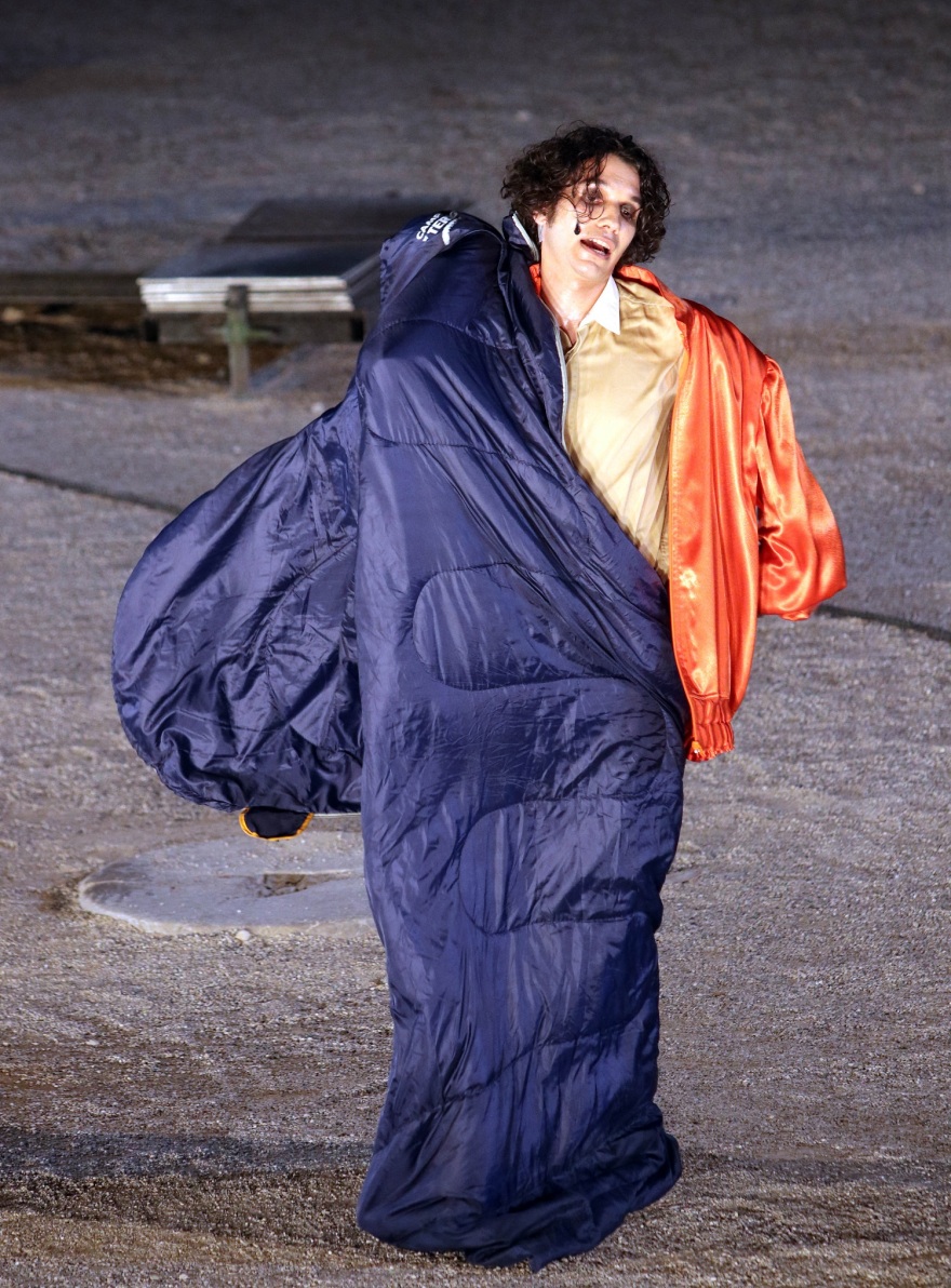 Λένα Κιτσοπούλου -  «Σφήκες»: O γορίλας, η μπασκέτα και οι πλαστικές καρέκλες