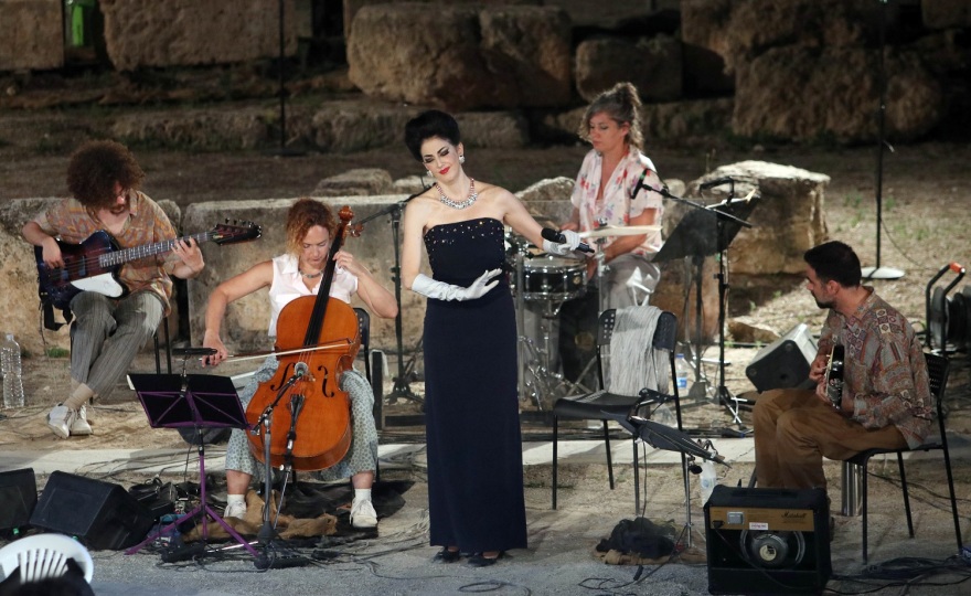 Λένα Κιτσοπούλου -  «Σφήκες»: O γορίλας, η μπασκέτα και οι πλαστικές καρέκλες