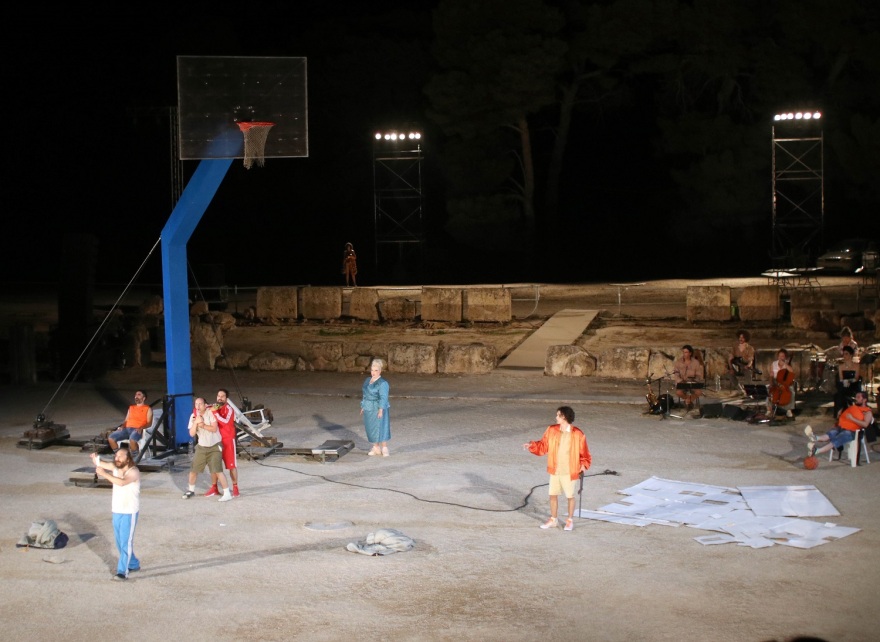 Λένα Κιτσοπούλου -  «Σφήκες»: O γορίλας, η μπασκέτα και οι πλαστικές καρέκλες