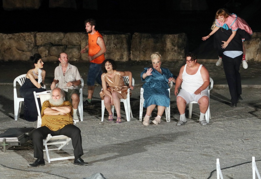 Λένα Κιτσοπούλου -  «Σφήκες»: O γορίλας, η μπασκέτα και οι πλαστικές καρέκλες