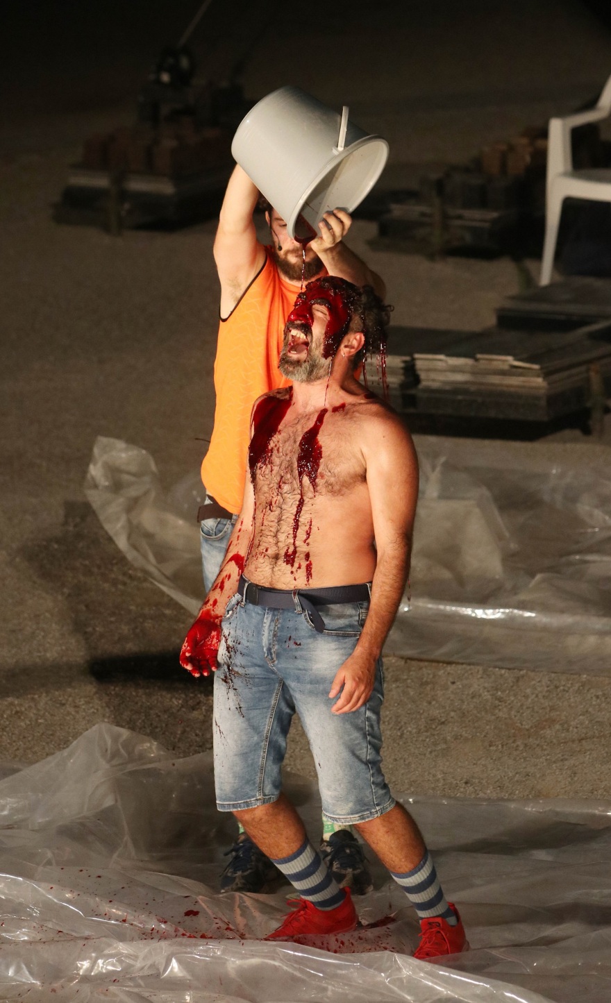 Λένα Κιτσοπούλου -  «Σφήκες»: O γορίλας, η μπασκέτα και οι πλαστικές καρέκλες