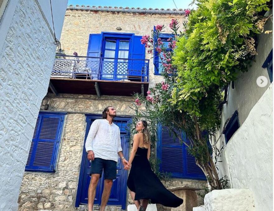 Τσιτσιπάς-Μπαντόσα: Διακοπές στην Ύδρα και live με απαντήσεις για σχέση, γάμο, οικογένεια!