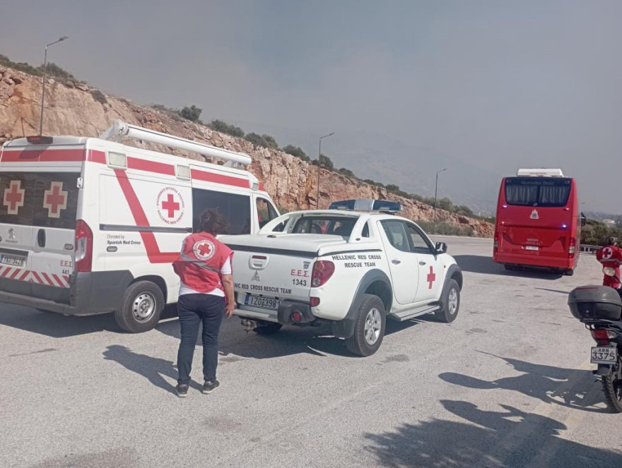 Φωτιές - Κουβαράς: Εθελοντές του Ελληνικού Ερυθρού Σταυρού δίπλα σε πολίτες και πυροσβέστες