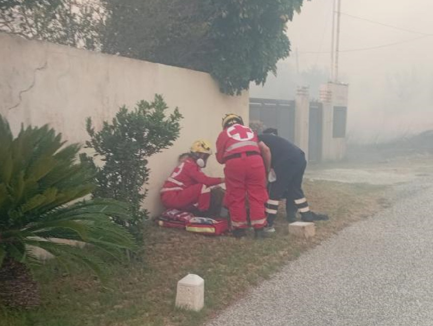 Φωτιές - Κουβαράς: Εθελοντές του Ελληνικού Ερυθρού Σταυρού δίπλα σε πολίτες και πυροσβέστες