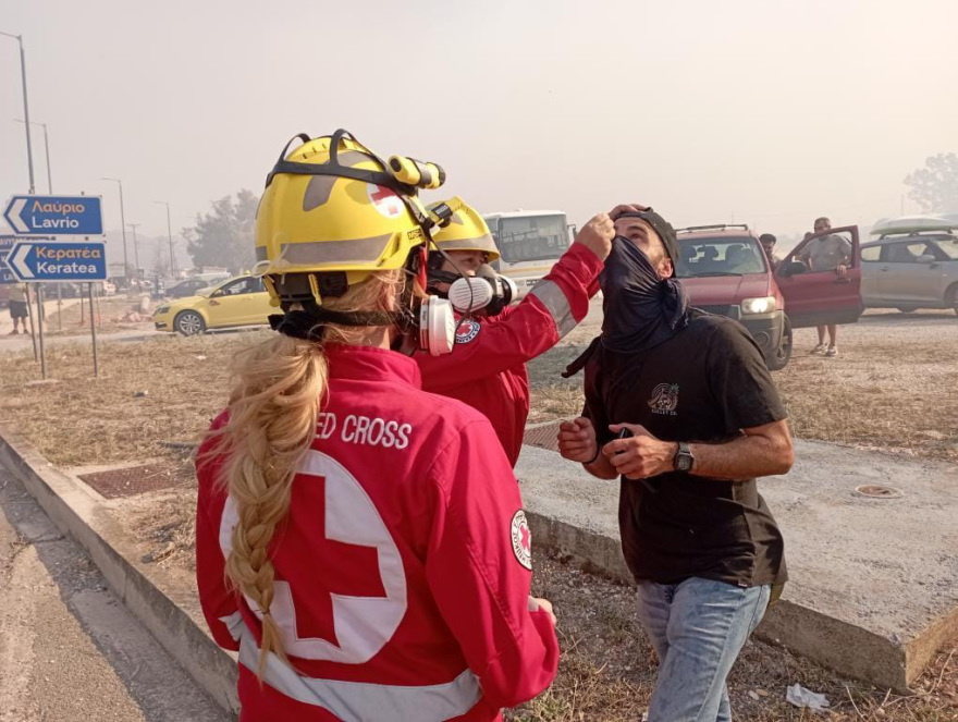 Φωτιές - Κουβαράς: Εθελοντές του Ελληνικού Ερυθρού Σταυρού δίπλα σε πολίτες και πυροσβέστες