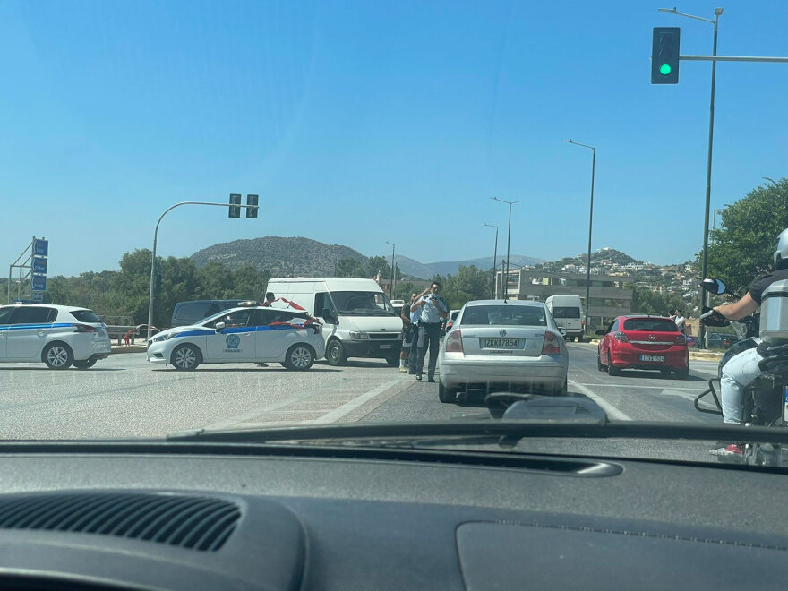 Φωτιά στον Κουβαρά: Αναστάτωση κατά την εκκένωση στην παραλία της Αναβύσσου