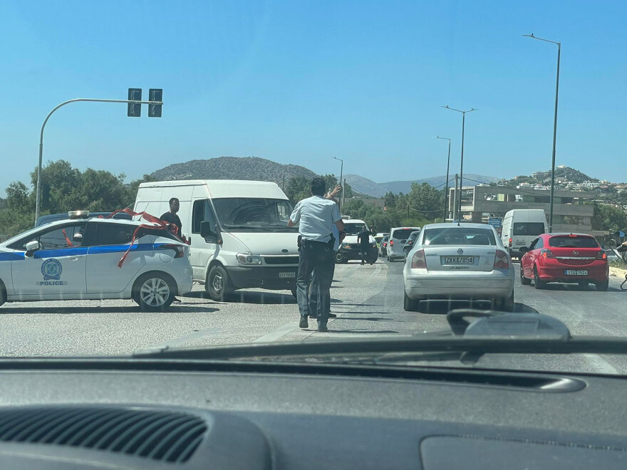 Φωτιά στον Κουβαρά: Αναστάτωση κατά την εκκένωση στην παραλία της Αναβύσσου