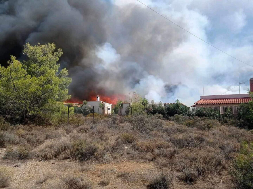 Μεγάλη φωτιά στο Λουτράκι: Έκλεισε η παλαιά και η νέα Εθνική οδός από Αγίους Θεοδώρους έως κόμβο Επιδαύρου