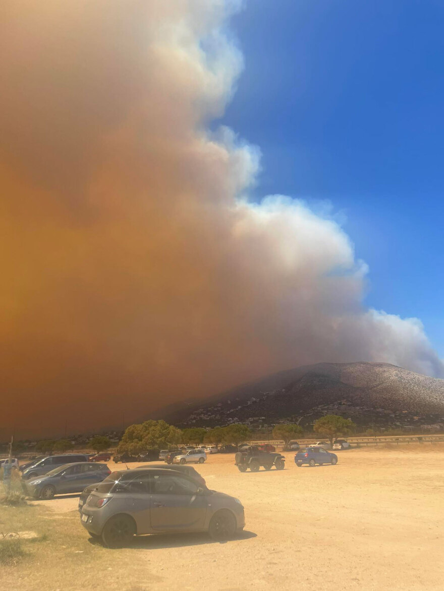 Φωτιά στον Κουβαρά: Αναστάτωση κατά την εκκένωση στην παραλία της Αναβύσσου