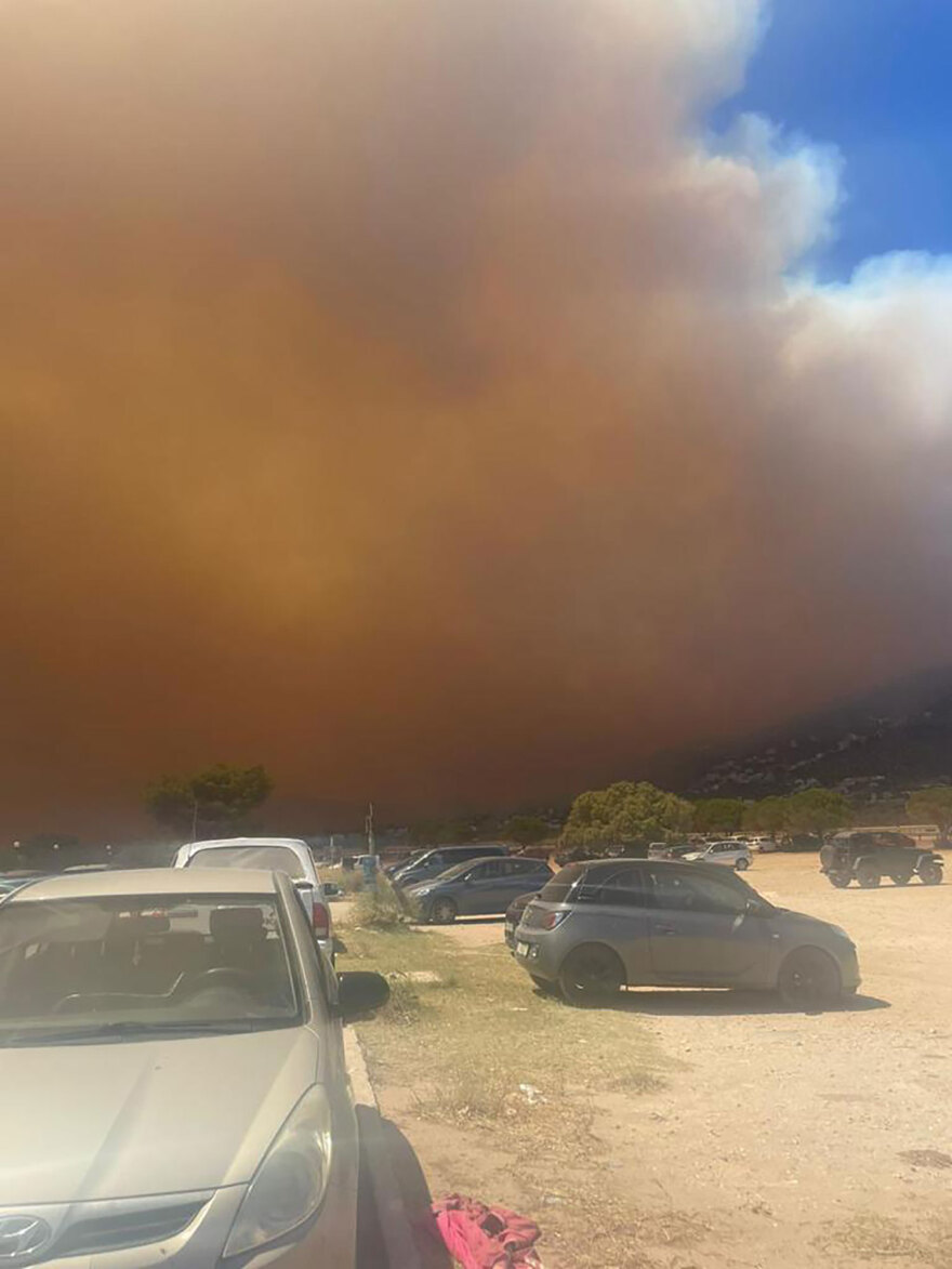 Μεγάλη φωτιά στο Λουτράκι: Έκλεισε η παλαιά και η νέα Εθνική οδός από Αγίους Θεοδώρους έως κόμβο Επιδαύρου