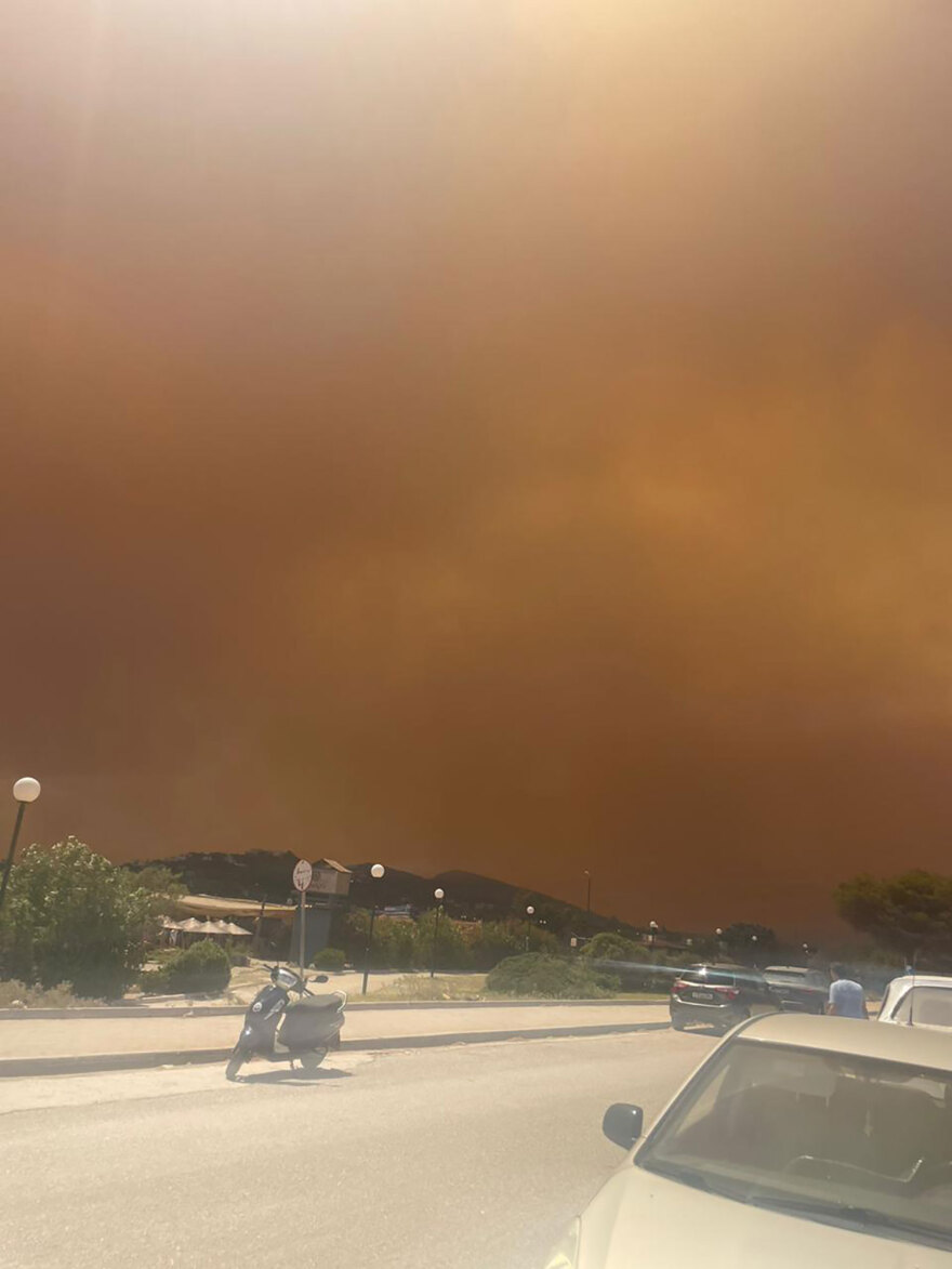 Μεγάλη φωτιά στο Λουτράκι: Έκλεισε η παλαιά και η νέα Εθνική οδός από Αγίους Θεοδώρους έως κόμβο Επιδαύρου