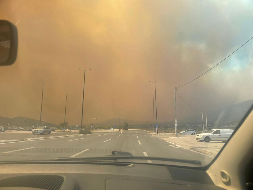 Μεγάλη φωτιά στο Λουτράκι: Έκλεισε η παλαιά και η νέα Εθνική οδός από Αγίους Θεοδώρους έως κόμβο Επιδαύρου