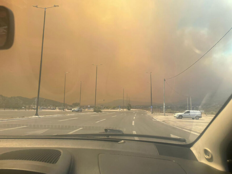 Μεγάλη φωτιά στο Λουτράκι: Έκλεισε η παλαιά και η νέα Εθνική οδός από Αγίους Θεοδώρους έως κόμβο Επιδαύρου
