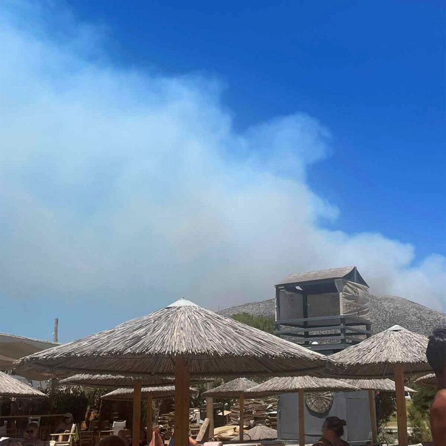 Μεγάλη φωτιά στον Κουβαρά Αττικής - Καίει κοντά σε σπίτια, εστάλη μήνυμα από το 112