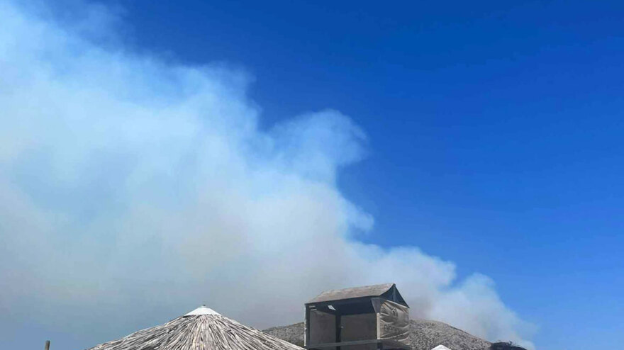 Μεγάλη φωτιά στον Κουβαρά Αττικής - Καίει κοντά σε σπίτια, εστάλη μήνυμα από το 112